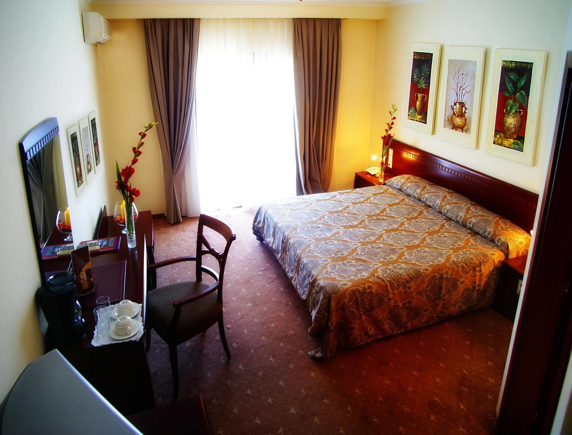 Hotel Nostos カストリア エクステリア 写真