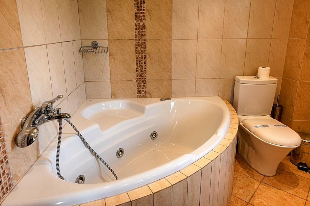 Hotel Nostos カストリア エクステリア 写真
