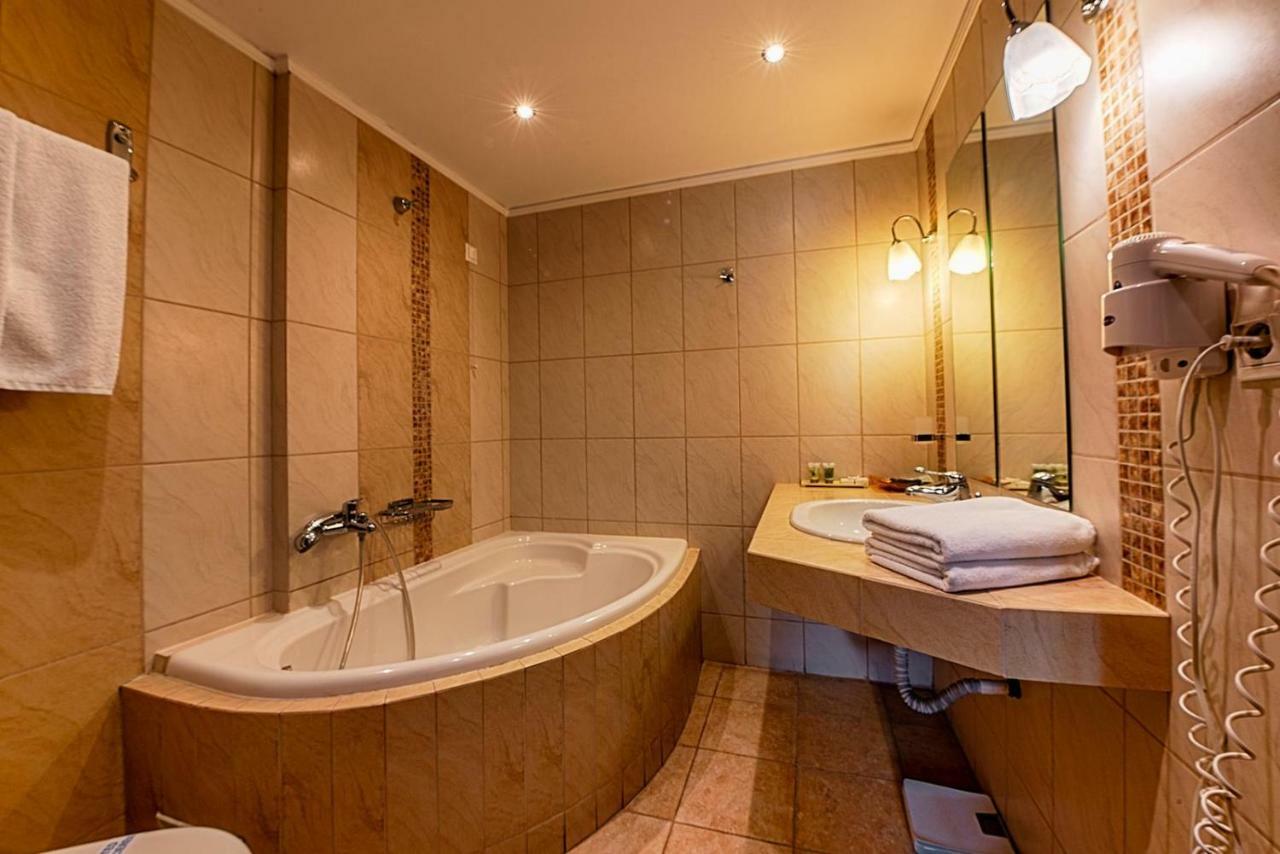 Hotel Nostos カストリア エクステリア 写真